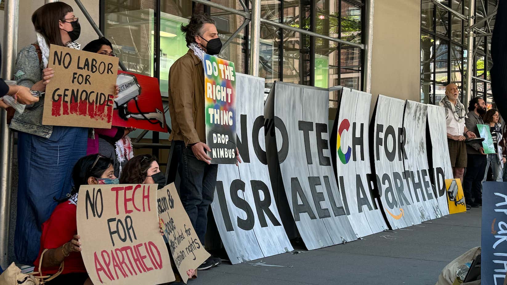 Imagen para el artículo titulado Google despide a 28 trabajadores que protestaron por sus contratos con Israel